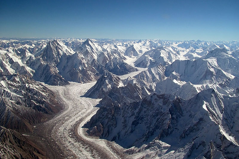 Zdjęcie przedstawia pasmo górskie Karakorum.