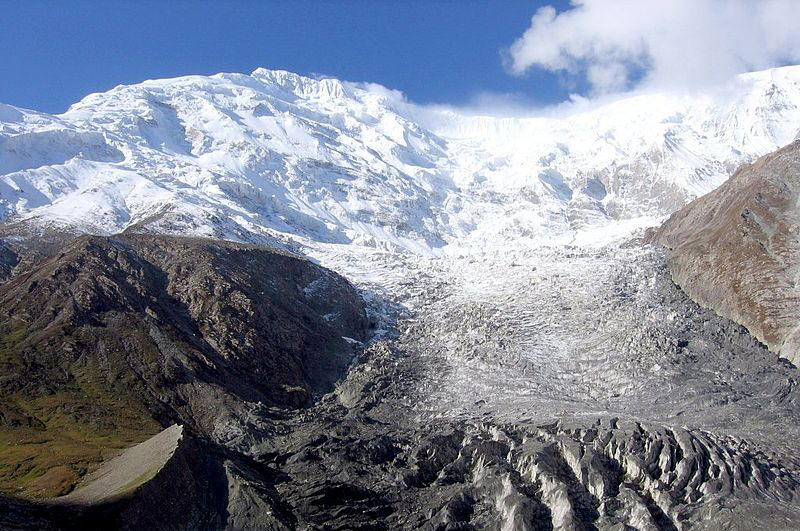 Zdjęcie przedstawia łańcuch górski Karakorum.